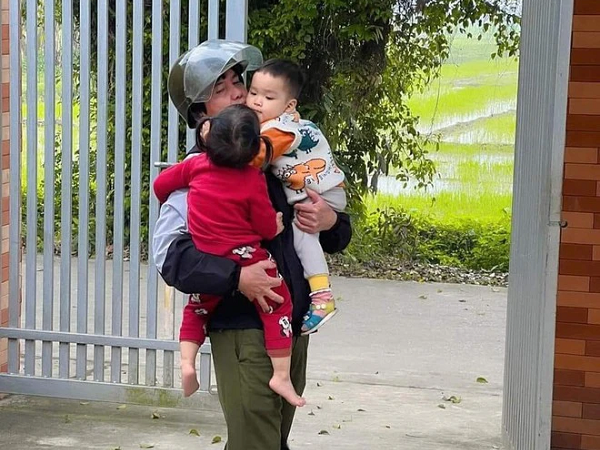 Đưa con về quê thăm ông bà, khoảnh khắc tạm biệt của các cháu và ông ngoại khiến mẹ bỉm rưng rưng
