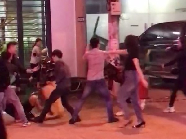 Loạn đả tại phố đi bộ vùng cao do 'nghi án' ái tình