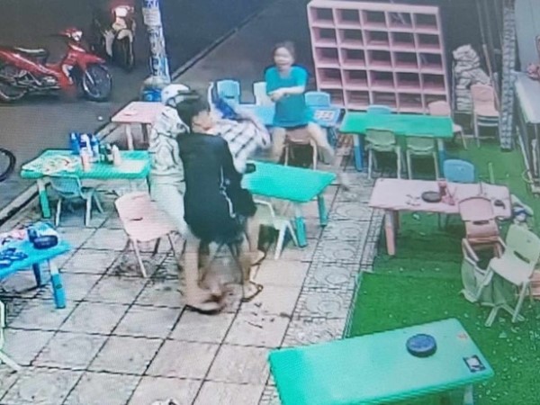 CLIP: Nhóm người đuổi đánh nhau gây náo loạn trong đêm ở Bình Dương