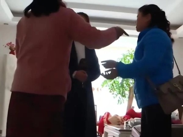 Hai con gái đuổi mẹ ra khỏi nhà không cho bà hưởng tài sản của cha quá cố: 'Thân phận trước kia của bà ấy không phải bình thường!'