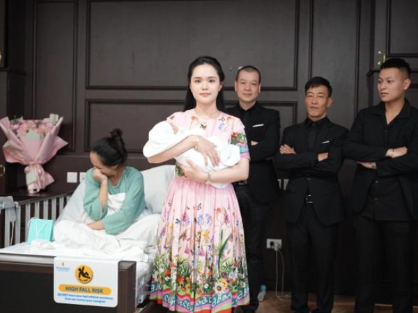 Vợ Duy Mạnh lên đồ như 'tổng tài', mang theo vệ sĩ vào thăm chị gái mới sinh con, khiến mẹ bỉm cười suýt bục vết mổ