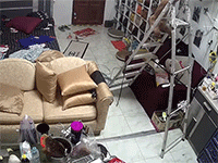 Sửa điện trong nhà, người đàn ông gặp sự cố kinh hãi
