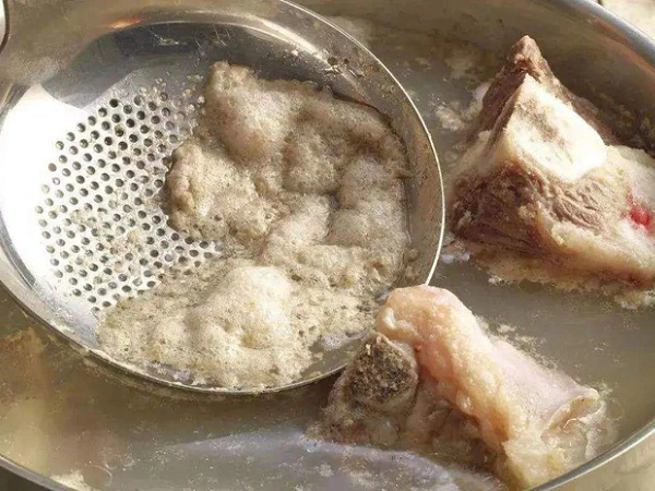 Luộc thịt, hầm xương thấy bọt trắng nổi lên có sao không? Thì ra rất nhiều người đã hiểu sai