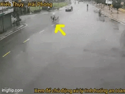 Cú phanh gấp dúi dụi khiến người phụ nữ đi xe đạp rơi vào thảm kịch, clip 33 giây gây tranh cãi
