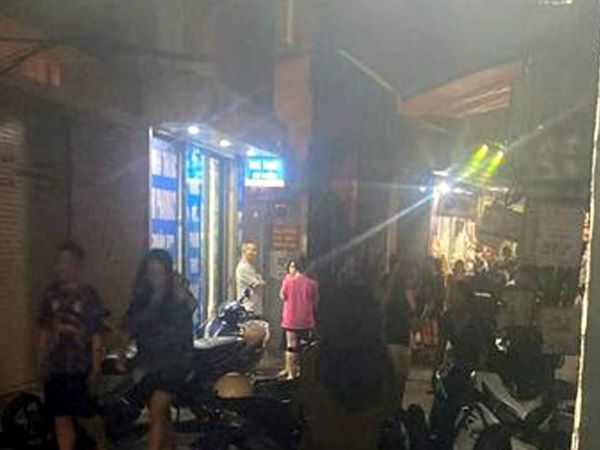 Hà Nội: Cháu bé rơi từ tầng 6 xuống đất