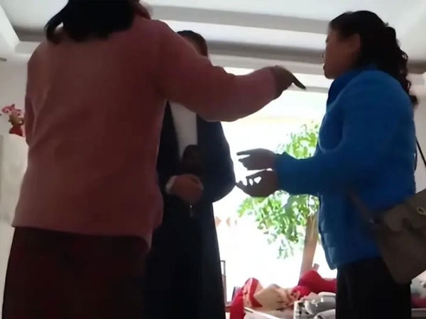 Hai con gái đuổi mẹ ra khỏi nhà không cho bà hưởng tài sản của cha quá cố: 'Thân phận trước kia của bà ấy không phải bình thường!'
