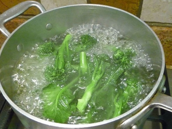 Nấu rau ăn mà quên làm 1 việc, người đàn ông phải chạy thận suốt đời