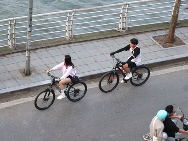 Nắng lên, dịch vụ cho thuê xe đạp ở hồ Tây sôi động, thu tiền triệu mỗi ngày