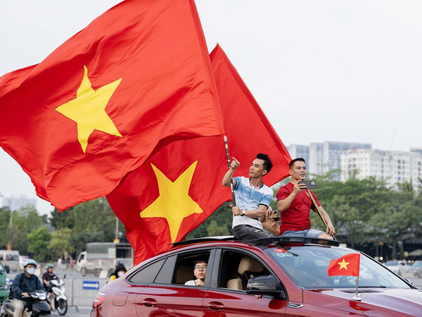Cổ động viên khuấy động SVĐ Mỹ Đình trước trận đấu Việt Nam và Indonesia