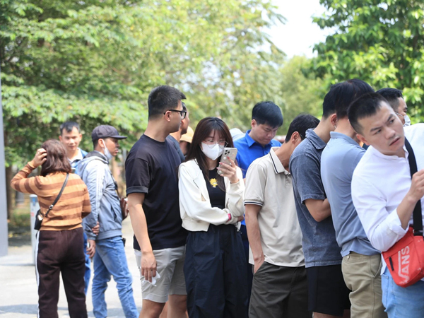 CĐV Việt Nam xếp hàng chờ giữa trưa nắng, vé xem trận gặp Indonesia có ế ẩm như lời đồn?