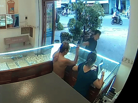Clip: Thanh niên mang tiền giả đi mua vàng rồi cướp
