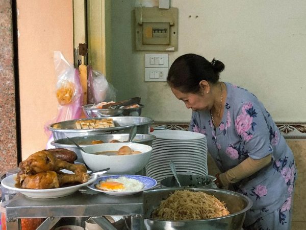 Tiệm cơm tấm lâu đời ở TPHCM mỗi năm chỉ bán 6 tháng, nổi tiếng với món chả cua công thức riêng