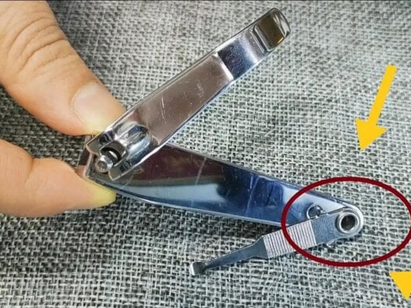 Lỗ nhỏ trên bấm móng tay có công dụng gì?
