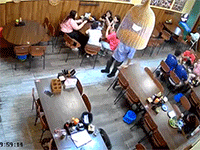 Clip: Người phụ nữ kịp thời dùng biện pháp sơ cứu giúp ông lão lớn tuổi thoát khỏi 'cửa tử'