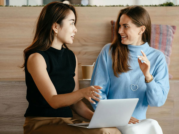 Cú lật mặt của chị đồng nghiệp thân thiết khiến tôi xây xẩm mặt mày