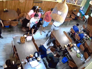 Video: Cận cảnh pha ép tim, cứu nam du khách nước ngoài thoát cửa tử của nữ điều dưỡng nhanh trí