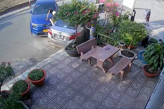 Clip: Mâu thuẫn khi chơi bida, người đàn ông lái ô tô đâm bạn