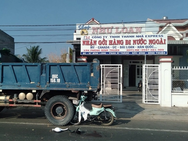 2 nữ sinh tông vào đuôi xe tải khi đang đến trường