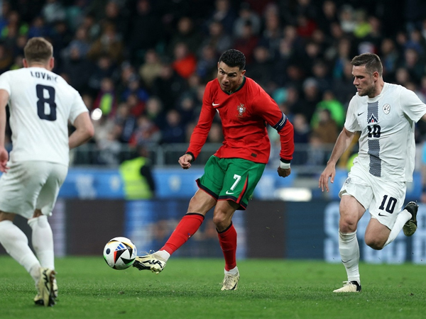 Ronaldo trở lại, ĐT Bồ Đào Nha vẫn thua sốc