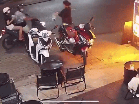 Dừng mua đồ, đôi nam nữ bất ngờ tạt thẳng cốc nước ớt vào mặt nữ nhân viên rồi phóng xe đi khiến nhiều người bức xúc