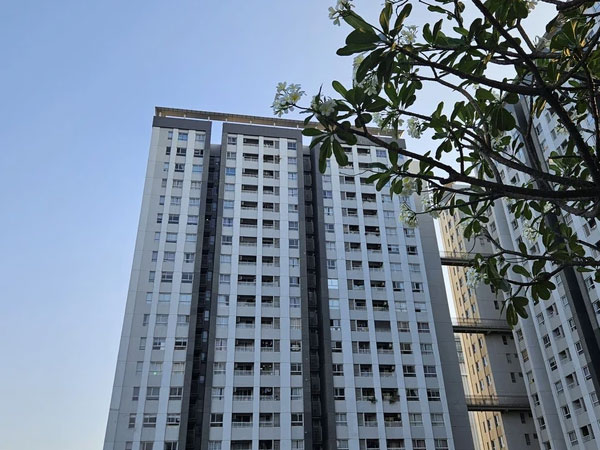 Ngân hàng 'đua' giảm lãi suất vay mua nhà mới, khoản cũ vẫn rất cao