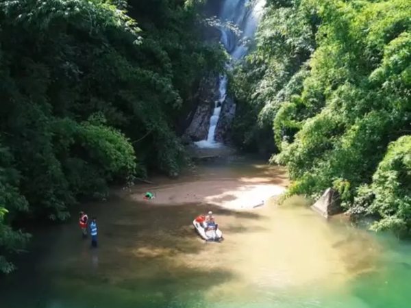 Không thể tin trước cảnh 'bơi trên núi' tại Việt Nam, ai ai cũng lầm tưởng là rừng sâu nào ở nước ngoài