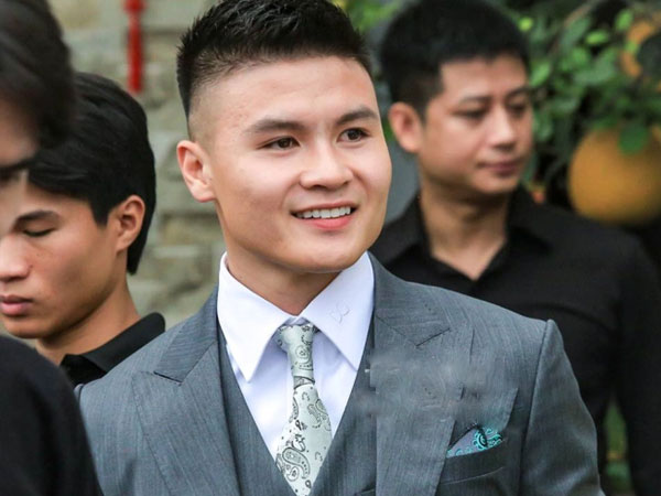 Quang Hải xuất hiện cực bảnh bao, cùng bố mẹ tất bật chuẩn bị cho đám cưới với Chu Thanh Huyền