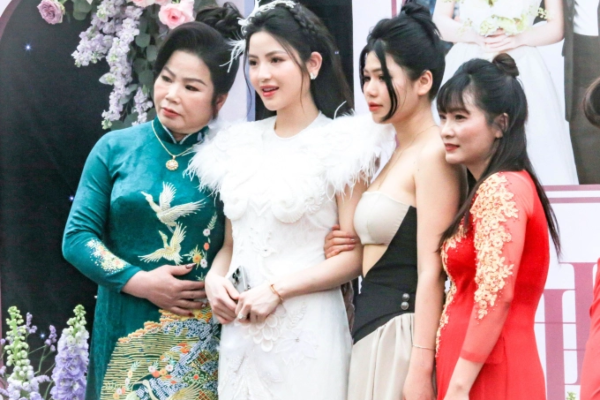 Chu Thanh Huyền xả vai cô dâu 'quẩy' tưng bừng cùng bạn bè trước ngày về làm dâu nhà Quang Hải
