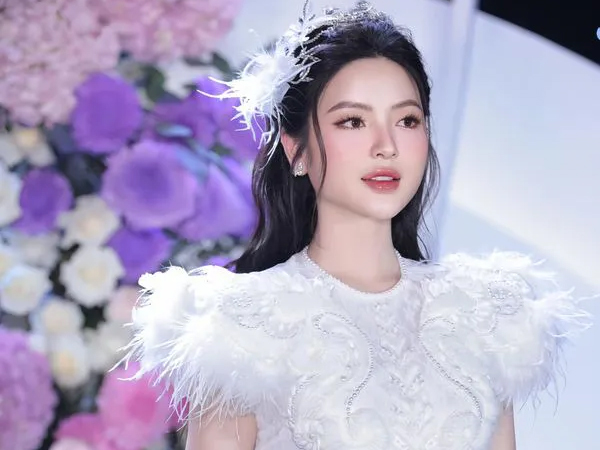 Cô dâu Chu Thanh Huyền lộ diện, nhan sắc ngọt ngào đón chú rể Quang Hải
