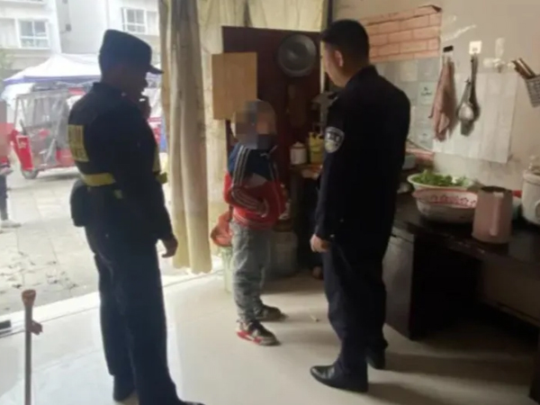 Lười học, bé trai bị dọa sẽ được 'dạy dỗ' nên vội đi báo cảnh sát về hành vi phạm pháp của người cha