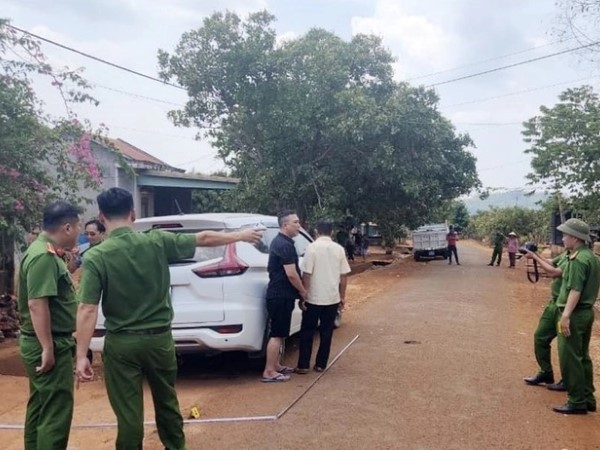 Khởi tố hai đối tượng xông vào nhà bắt người, ép viết giấy nợ