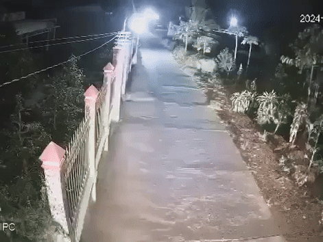Ô tô lao như tên bắn, húc văng 2 thanh niên nghi trộm chó lên tường rào: Hiện trường khiếp đảm