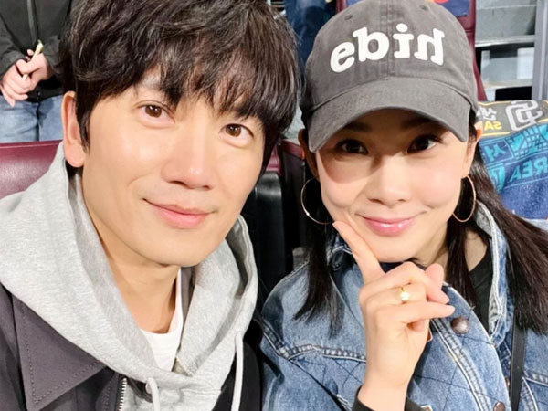 Lee Bo Young khoe cách lưu tên ông xã Ji Sung thôi mà cũng gây bão, dân tình đồng loạt thi nhau 'xin vía'