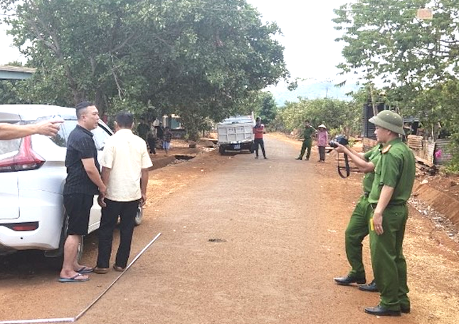 Người đàn ông bị ‘bắt cóc’ lên ô tô đưa đi ký giấy nợ mua bán thiên thạch