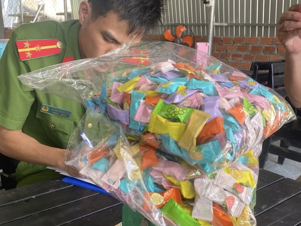 Hàng chục học sinh nghi bị ngộ độc sau khi ăn kẹo không rõ nguồn gốc