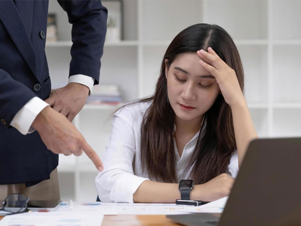 Bị cô lập vì tham mưu trái ý, ngày chuyển việc sếp nhắc 'có tiền có tất cả'