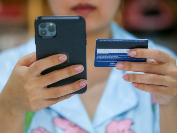'Chóng mặt' với lãi, phí thẻ