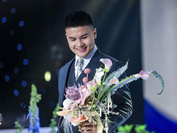 Quang Hải bảnh bao như tổng tài, được mẹ chăm chút trước khi lên đường đi đón dâu