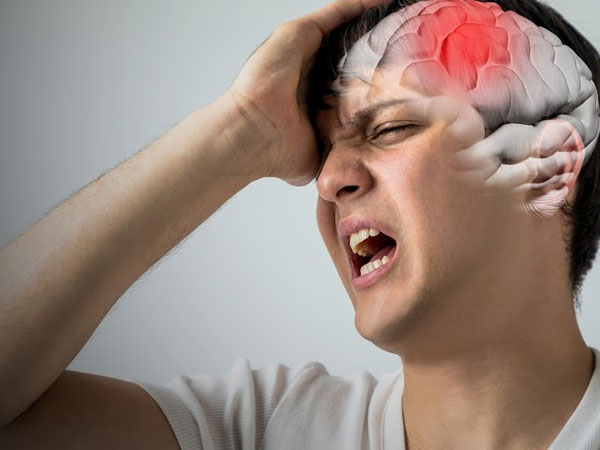 Chỉ đỏ mắt, ù tai, nam bệnh nhân đột ngột xuất huyết não, hôn mê