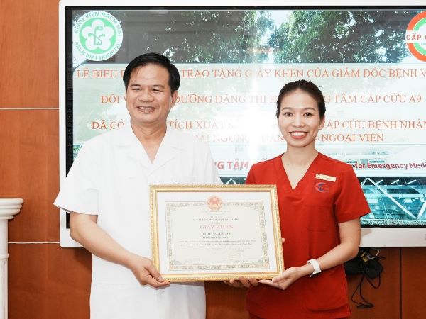 Điều dưỡng cấp cứu du khách tại nhà hàng bất ngờ khi được nhận giấy khen