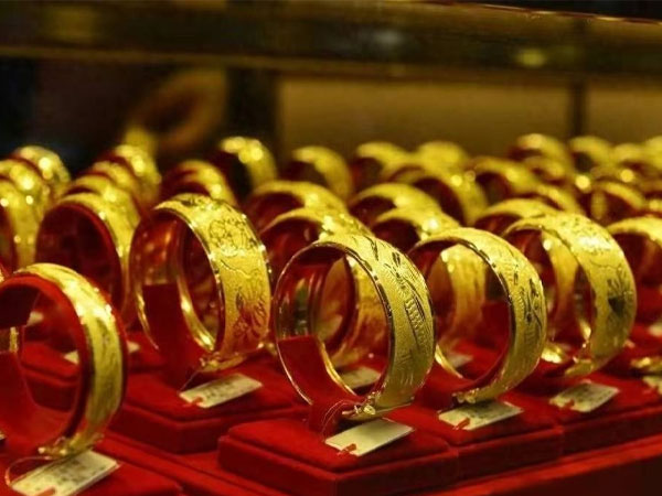 Được con tặng 5 nhẫn vàng vào sinh nhật, khi mang bán, tôi ngỡ ngàng với câu nói của chủ tiệm
