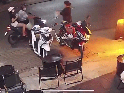 Công an thông tin vụ nữ nhân viên quán cà phê ôm mặt cầu cứu sau khi bị tạt ly trà sữa pha ớt