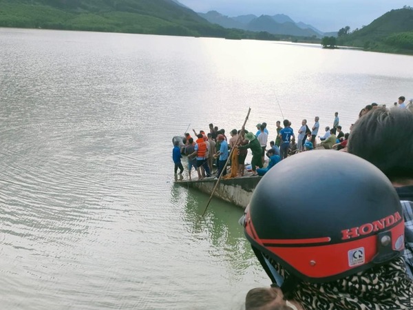 Hàng trăm người xuyên đêm tìm kiếm bé trai mất tích dưới đập nước