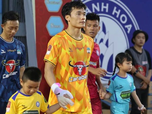 Bùi Tiến Dũng xuất sắc trong màu áo HAGL, song ngoại binh phố Núi lại ném đi chiến thắng