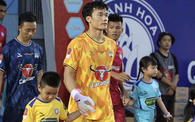 Bùi Tiến Dũng xuất sắc trong màu áo HAGL, song ngoại binh phố Núi lại ném đi chiến thắng