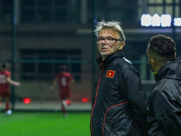 Báo Hàn Quốc ngỡ ngàng khi VFF không mất tiền đền bù cho HLV Troussier