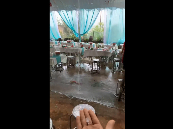 Cận cảnh trận mưa đá ở Yên Bái khiến một gia đình khó khăn khi tổ chức đám cưới
