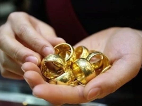 Mua lại chiếc nhẫn vàng của khách với giá hơn 27 triệu đồng, ông chủ tiệm kim hoàn phẫn uất khi phát hiện bên trong có 'chất lạ'