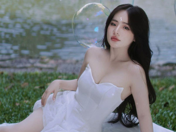 'Vợ 2k1 của Phạm Thoại' da trắng dáng xinh, mê mặc khoe body