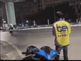 Phố Hà Nội náo loạn giữa đêm bởi nhóm thanh niên mặc áo xe ôm công nghệ, clip khiến bao người bức xúc